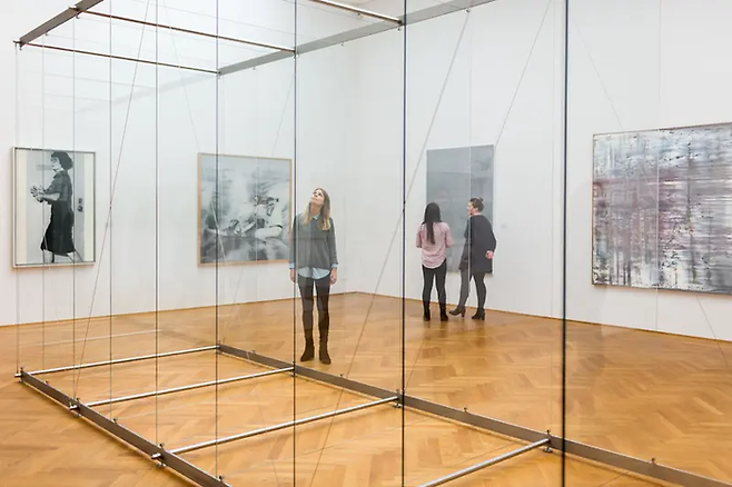 게르하르트 리히터의 [9 Stehende Scheiben (879-3)], 2002 ©Albertinum