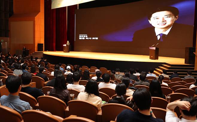 이준석 개혁신당 대통령 후보가 17일 열린 제11회 젊은의사포럼에서 강연하고 있다. 이날 행사에는 의대생과 사직 전공의 등 약 1000명이 참석했다. [사진=연합뉴스]