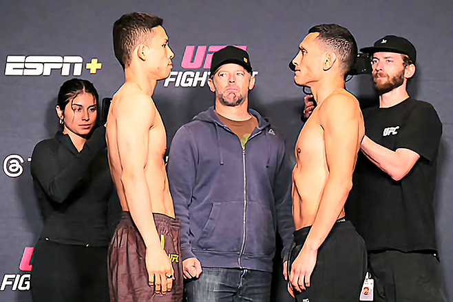 2025년 5월 미국 네바다주 엔터프라이즈 UFC on ESPN+ 114 제2경기 플라이급 계체 통과 후 마주 보는 Road to UFC 시즌1 우승자 박현성, 제1회 국제종합격투기연맹 세계선수권대회 금메달리스트 카를로스 에르난데스. 사진=TKO