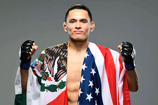 제1회 국제종합격투기연맹 세계선수권대회 플라이급 금메달리스트 카를로스 에르난데스가 2022년 2월 미국 멕시코, 두 나라 국기와 함께 UFC 데뷔전 승리 기념 촬영을 하고 있다. 사진=TKO