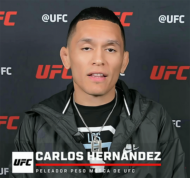 제1회 국제종합격투기연맹 세계선수권대회 플라이급 금메달리스트 카를로스 에르난데스가 2025년 5월 미국 네바다주 엔터프라이즈 UFC on ESPN+ 114 파이트 위크 스페인어 인터뷰를 하고 있다. 사진=TKO