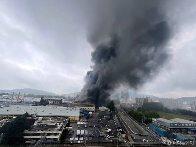 (광주=뉴스1) 김태성 기자 = 17일 오전 7시11분쯤 광주 광산구 소촌동 금호타이어 광장공장에서 화재가 발생해 검은 연기가 번지고 있다. 2025.5.17/뉴스1  Copyright (C) 뉴스1. All rights reserved. 무단 전재 및 재배포,  AI학습 이용 금지.