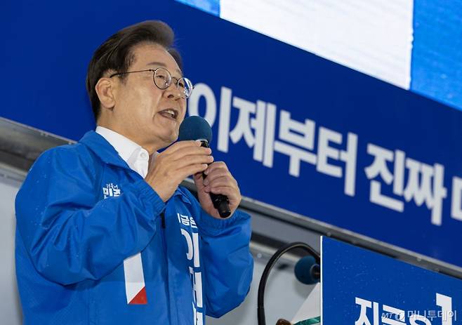 (정읍=뉴스1) 이재명 기자 = 이재명 더불어민주당 대통령 후보가 16일 오후 전북 전읍시 정읍역 광장에서 시민들에게 지지를 호소하고 있다. 2025.5.16/뉴스1  Copyright (C) 뉴스1. All rights reserved. 무단 전재 및 재배포,  AI학습 이용 금지.