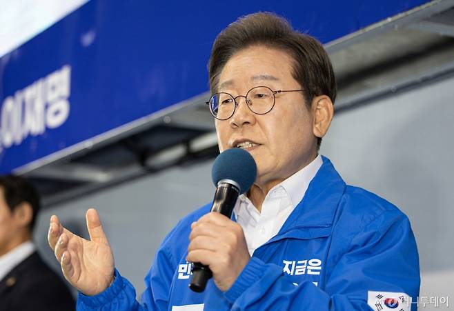 [정읍=뉴시스] 조성우 기자 = 이재명 더불어민주당 대선후보가 16일 전북 정읍시 정읍역 광장에서 열린 유세에서 연설을 하고 있다. (공동취재) 2025.05.16. photo@newsis.com /사진=