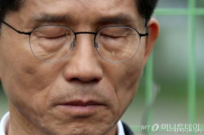 김문수 국민의힘 대통령 후보가 17일 오전 광주 북구 광주교도소 터를 찾아 눈물을 흘리며 생각에 잠겨 있다./사진=뉴스1