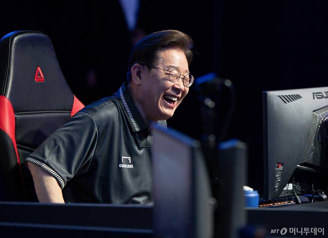 [광주=뉴시스] 조성우 기자 = 이재명 더불어민주당 대선 후보가 17일 오후 광주 동구 조선대학교에 위치한 광주이스포츠경기장에서 열린 'K-콘텐츠e스포츠 LEVEL UP!' e스포츠 산업 현장간담회에서 게임 '리그오브레전드'를 체험하던 중 미소를 짓고 있다. (공동취재) 2025.05.17. photo@newsis.com /사진=김근수