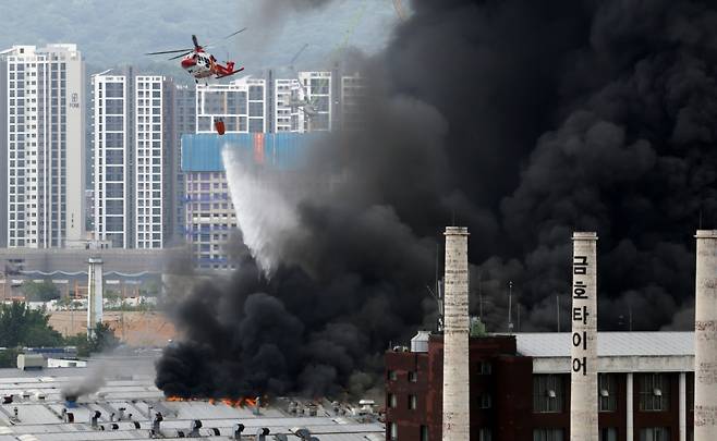 17일 오전 광주 광산구 소촌동 금호타이어 공장에서 화재가 발생해 소방 당국이 진화 작업 중인 모습. /사진=뉴스1