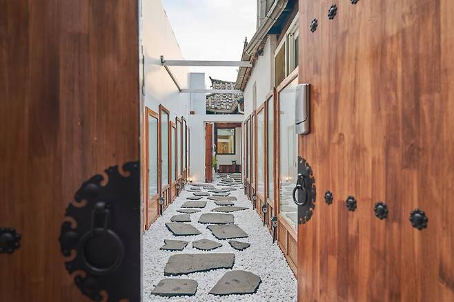 한국관광공사가역사와 고요한 한옥의 감성을 그대로 담은 서울 속 한옥 독채 4곳을 소개했다. 사진은 고운 입구. /사진=한국관광공사