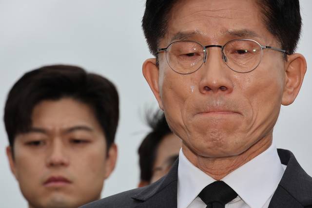 김문수 국민의힘 대선 후보가 17일 광주 북구 국립 5·18 민주묘지를 찾아 박관현 열사 묘역에서 참배하던 중 눈물을 흘리고 있다. 연합뉴스