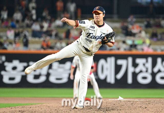 2025년 4월 11일 오후 대전 한화생명 볼파크에서 진행된 '2025 신한 SOL뱅크 KBO 리그' 키움 히어로즈와 한화 이글스의 경기.한화 정우주가 9회초 역투하고 있다./마이데일리