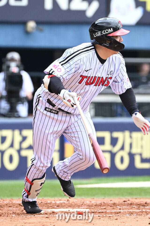 17일 서울 잠실야구장에서 열린 '2025 신한 SOL BANK KBO리그' KT 위즈와 LG 트윈스 더블헤더 1차전 경기. LG 김현수가 무사 1-2루에 1타점 적시타를 치고 있다./잠실 = 한혁승 기자