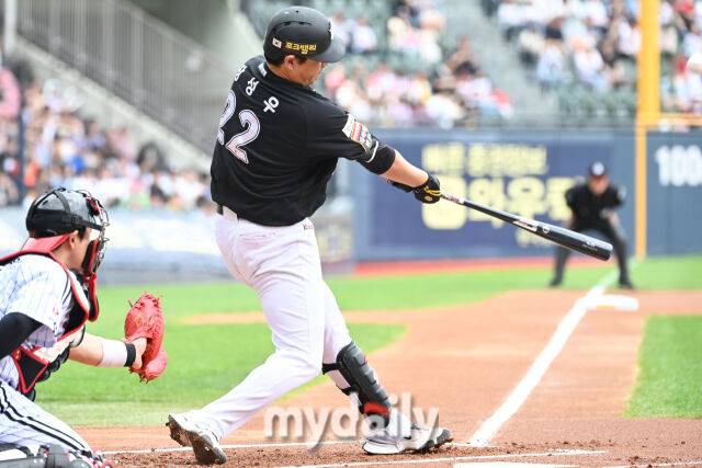 17일 서울 잠실야구장에서 열린 '2025 신한 SOL BANK KBO리그' KT 위즈와 LG 트윈스 더블헤더 1차전 경기. KT 장성우가 1회초 1사 1-2루에 뜬공 아웃 됐다./잠실 = 한혁승 기자