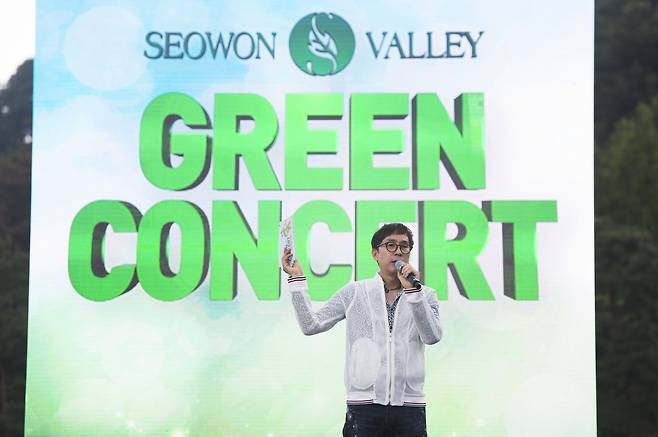 지난 2000년 서원밸리 그린콘서트를 탄생시킨 뒤 25년째 기획과 섭외, 연출, 진행까지 맡고 있는 이종현 레저신문 국장. 이 국장은 “그린콘서트를 할 때마다 체중이 3㎏씩 빠질 정도로 고되지만, 하루 쉬고나면 다음해 프로그램 구상부터 시작한다”고 웃었다.    [레저신문 제공]