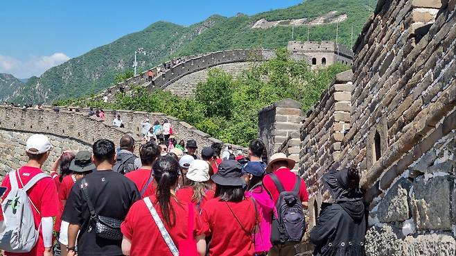 14일 오전 중국 만리장성(모전욕)을 찾은 관광객들의 발길이 이어지고 있다.[사진=김병진 기자]