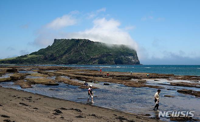 [서귀포=뉴시스] 우장호 기자 = 서귀포시 성산일출봉 위로 구름이 드리워져 장관을 연출하고 있다. (사진=뉴시스DB) woo1223@newsis.com