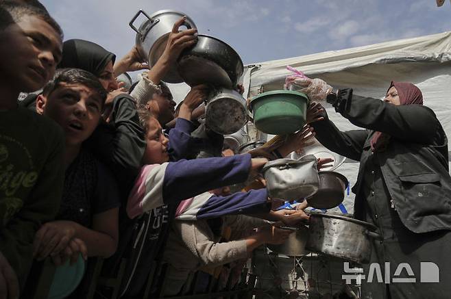 [베이트라히아=AP/뉴시스] 7일(현지 시간) 가자지구 북부 베이트라히아의 한 배급소에 구호 음식을 받으려는 팔레스타인 주민들이 몰려들고 있다. 2025.04.08.
