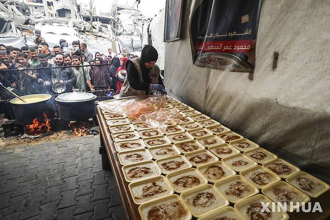 [가자시티=신화/뉴시스] 24일(현지 시간) 가자지구 가자시티의 한 급식소에서 무료 급식을 받으려는 팔레스타인 난민들이 몰려들고 있다. 이스라엘군이 가자지구에 대한 식량 등 구호품 반입을 봉쇄한 뒤 가자지구의 인도주의적 참상이 극에 달하자, 유엔이 봉쇄 해제를 적극 요구하고 있다. 유엔 인도주의 업무조정국(OCHA)은 "3월 2일 이후로 가자지구 모든 국경 관문이 봉쇄되고 어떤 구호품도 반입이 허용되지 않아 개전 이래 최장기간 봉쇄가 이어지고 있다며 시정을 요구했다. 2025.04.25.