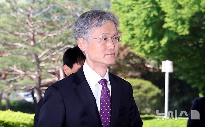 [서울=뉴시스] 추상철 기자 = 조희대 대법원장이 14일 오전 서울 서초구 대법원으로 출근하고 있다. 이날 조희대 대법원장과 대법관 등은  국회 법제사법위원회의 '조희대 대법원장 등 사법부의 대선개입 의혹 진상규명 청문회'에 증인으로 채택 됐으나 불출석 사유서를 제출했다. 2025.05.14. scchoo@newsis.com