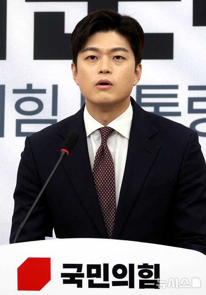 [서울=뉴시스] 조성봉 기자= 김용태 국민의힘 신임 비상대책위원장이 15일 오후 서울 여의도 국회에서 열린 취임 기자간담회에서 발언을 하고 있다. 2025.05.15. suncho21@newsis.com