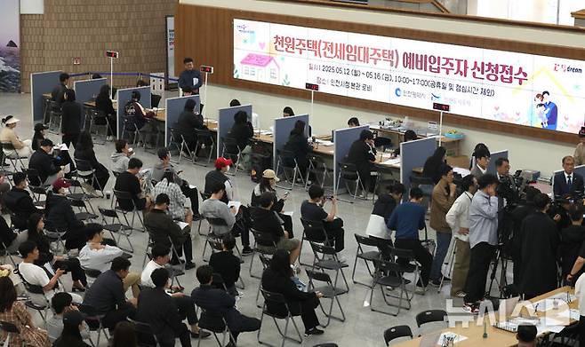 [인천=뉴시스] 전진환 기자 = 12일 오전 인천 남동구 인천시청 중앙홀에 마련된 천원주택(전세임대주택) 접수처에서 예비입주자들이 서류접수를 하고 있다. 2025.05.12.  amin2@newsis.com