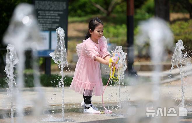 [서울=뉴시스] 홍효식 기자 = 서울 낮 최고기온이 25도 이상 오르며 더운 날씨를 보인 13일 서울 동작구 보라매공원 바닥분수대에서 한 어린이가 물놀이를 하고 있다. 2025.05.13. yesphoto@newsis.com