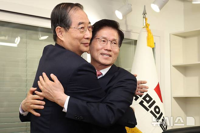 [서울=뉴시스] 권창회 기자 = 김문수 국민의힘 대선 후보가 11일 오전 서울 여의도 국민의힘 당사 내 대통령 후보실에서 한덕수 전 국무총리와 포옹하고 있다. (공동취재)2025.05.11. photo@newsis.com