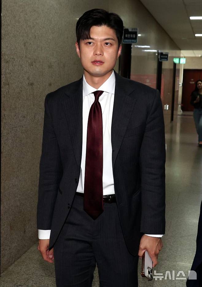 [서울=뉴시스] 조성봉 기자 = 국민의힘 비상대책위원장으로 내정된 김용태 의원이 12일 오전 서울 여의도 국회에서 이동하고 있다. 2025.05.12. suncho21@newsis.com