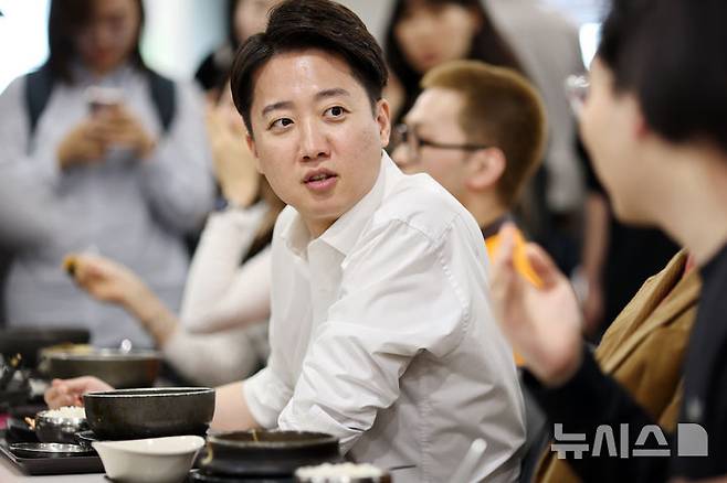 [서울=뉴시스] 권창회 기자 = 제21대 대통령선거 공식 선거운동 첫날인 12일 이준석 개혁신당 대선 후보가 서울 서대문구 연세대학교를 찾아 학식을 먹으며 학생들과 대화하고 있다. (공동취재) 2025.05.12. photo@newsis.com