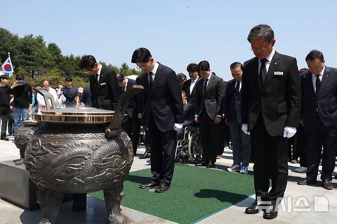 [대전=뉴시스] 고승민 기자 = 김문수 국민의힘 대선 후보가 12일 대전 유성구 국립대전현충원 현충탑에서 참배를 하고 있다. 2025.05.12. kkssmm99@newsis.com