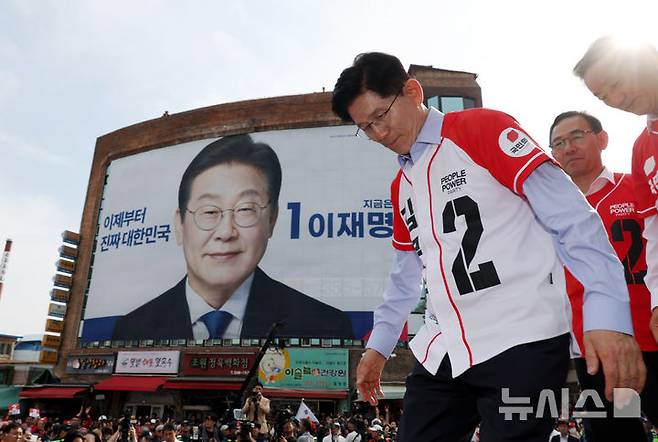 [밀양=뉴시스] 고승민 기자 = 김문수 국민의힘 대선 후보가 14일 경남 밀양 내일동 밀양관아 앞을 찾아 유세를 마친 뒤 차량에서 내려가고 있다. 2025.05.14. kkssmm99@newsis.com