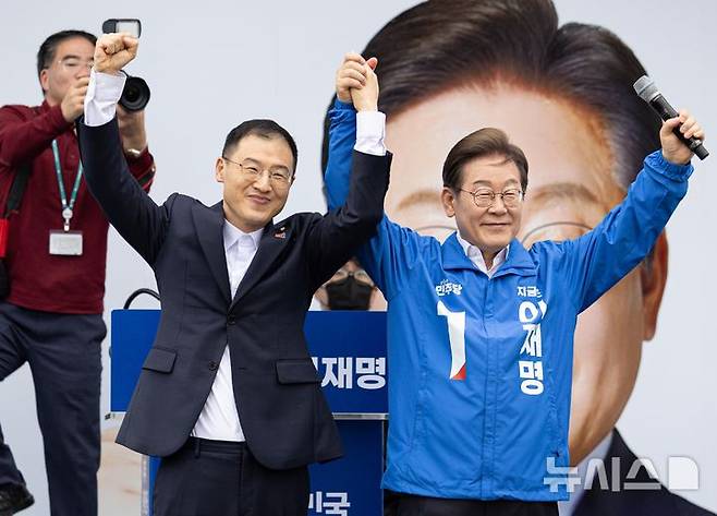 [익산=뉴시스] 조성우 기자 = 이재명 더불어민주당 대선후보가 16일 전북 익산시 익산역 동부광장에서 열린 유세에서 김상욱 무소속 의원과 손을 맞잡고 있다. (공동취재) 2025.05.16. photo@newsis.com