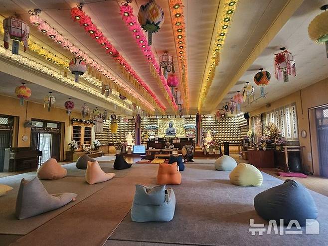 [서울=뉴시스] 조기용 수습기자 = 13일 방문한 서울 남산 충정사. 법당 2층에는 카펫과 함께 20여 개의 빈백 소파를 배치해 일상 속의 안식처가 마련됐다. 2025.05.13. excuseme@newsis.com