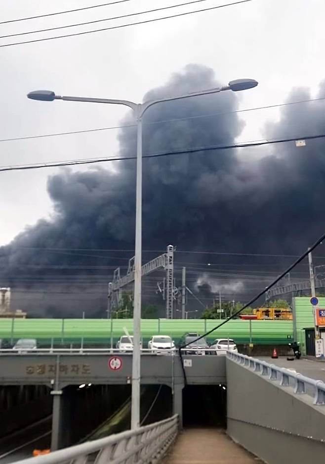 [광주=뉴시스] 17일 오전 7시11분께 광주 광산구 소촌동 금호타이어 광주공장에서 화재가 발생한 가운데 영광통사거리 지하차도 위로 검은 연기가 치솟고 있다. 2025.05.17. (사진=독자 제공) photo@newsis.com *재판매 및 DB 금지