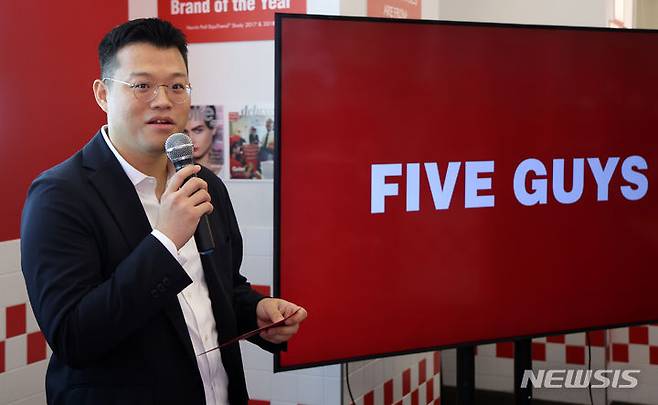 [서울=뉴시스] 이영환 기자 = 오민우 파이브가이즈 에프지코리아 대표이사가 26일 오전 서울 서초구 파이브가이즈 강남에서 열린 파이브가이즈 국내 오픈 1주년 기념 행사에서 인사말을 하고 있다. 2024.06.26. 20hwan@newsis.com