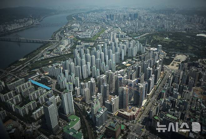 [서울=뉴시스] 정병혁 기자 = 4월 민간아파트 공급 물량이 전월 대비 2배 이상으로 늘고 1순위 청약경쟁률도 소폭 상승한 것으로 나타났다.2025년 4월 전국 아파트 분양 물량은 1만3262가구로 집계됐다. 3월(5656가구)과 비교해 134% 증가한 것으로, 1분기(1~3월) 전체 공급 물량(1만2857가구)보다 많았다. 사진은 13일 서울 송파구 롯데월드타워 전망대 서울스카이에서 바라본 서울시내 아파트. 2025.05.13. jhope@newsis.com