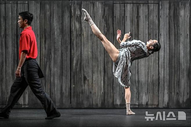 [서울=뉴시스]서울시발레단 '워킹 매드' 공연 (사진=세종문화회관 제공)