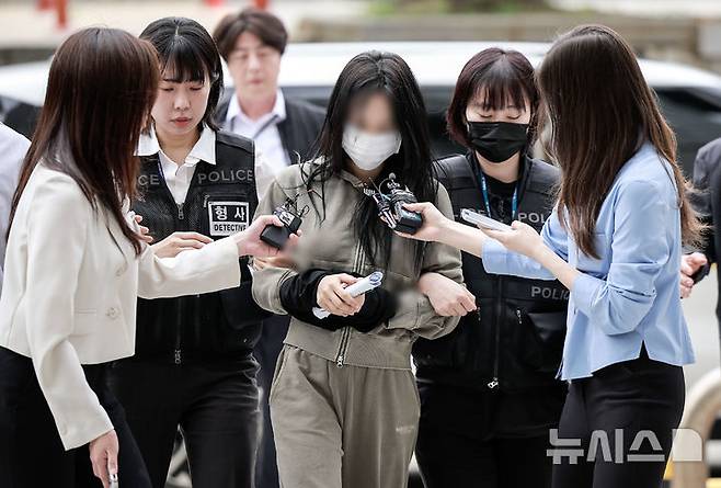 [서울=뉴시스] 정병혁 기자 = 잉글랜드 프로축구 프리미어리그 토트넘 홋스퍼 주장 손흥민을 상대로 허위 임신을 주장하며 금품을 요구한 혐의를 받는 20대 여성 양 모 씨가 17일 서울 서초구 서울중앙지방법원에서 열린 영장실질심사에 출석하고 있다. 2025.05.17. jhope@newsis.com