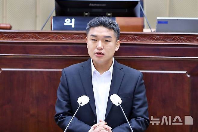 [의왕=뉴시스] 참여형 어린이놀이터 조성을 대표 발의하는 한채훈 의왕시의회 시 의원(사진=본인 제공).2025.05.17.photo@newsis.com