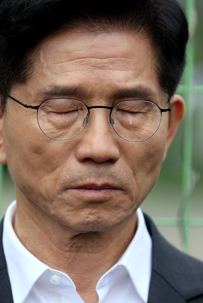 [광주=뉴시스] 조성봉 기자 =  김문수 국민의힘 대통령 후보가 17일 오전 광주 북구 광주교도소 터를 찾아 울먹이고 있다.(사진=김문수캠프 제공) 2025.05.17. photo@newsis.com *재판매 및 DB 금지