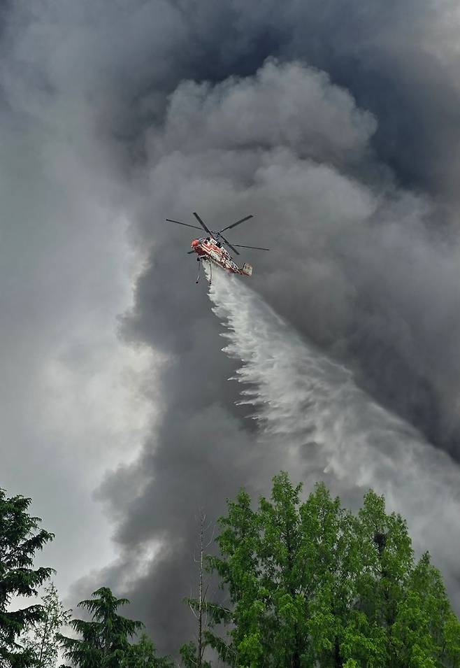 [광주=뉴시스] 17일 오전 광주 광산구 소촌동 금호타이어 광주공장에서 화재가 발생해 소방 헬기가 투입돼 불을 끄고 있다. (사진=광산구 제공) 2025.05.17. photo@newsis.com *재판매 및 DB 금지