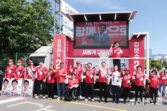 [제주=뉴시스] 양영전 기자 = 권성동 국민의힘 공동선대위원장이 17일 오후 제주시 도두일동 제주오일시장에서 김문수 후보 지지를 호소하고 있다. 2025.05.17. 0jeoni@newsis.com