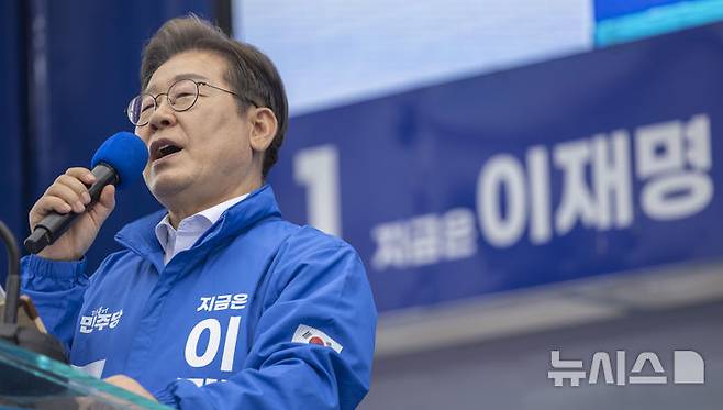 [광주=뉴시스] 조성우 기자 = 이재명 더불어민주당 대선후보가 17일 광주 서구 김대중컨벤션센터 광장에서 열린 집중유세에서 연설하고 있다. (공동취재) 2025.05.17. photo@newsis.com