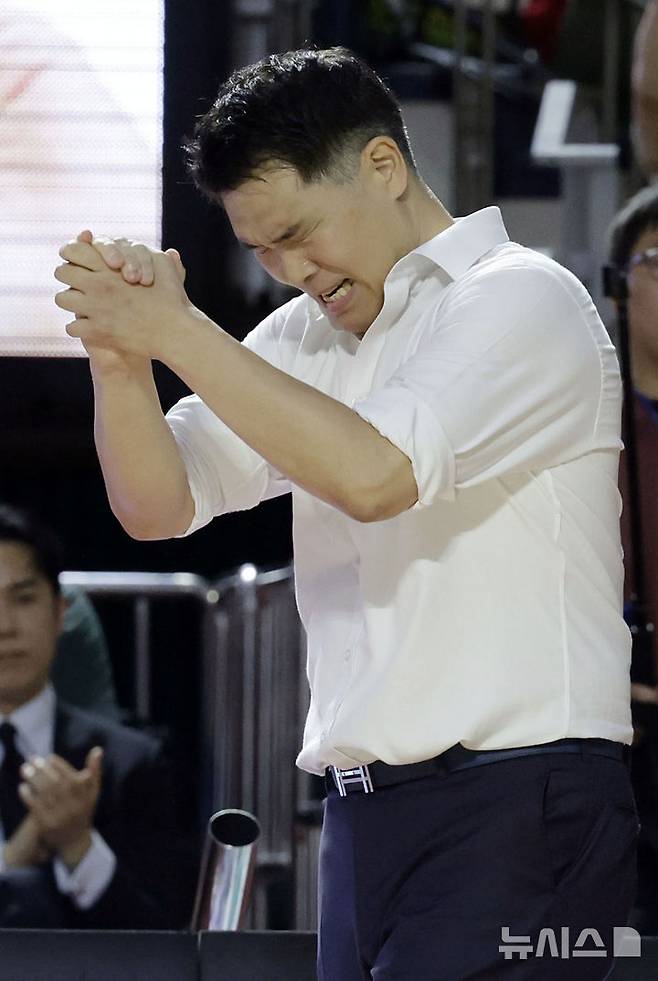 [서울=뉴시스] 최동준 기자 = 17일 서울 송파구 잠실학생체육관에서 열린 2024-2025 KBL 플레이오프 챔피언결정전 7차전 창원 LG 세이커스와 서울 SK 나이츠의 경기에서 62-58로 승리하며 우승을 차지한 LG 조상현 감독이 기뻐하고 있다. 2025.05.17. photocdj@newsis.com