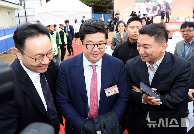 [서울=뉴시스] 김명년 기자 = 홈플러스가 신용 등급 하락을 예상하고도 대규모 단기 채권을 발행했다는 의혹을 수사 중인 검찰이 김병주 MBK 회장에 대한 강제수사에 착수했다. 사진은 김 회장.  2024.11.04. photo@newsis.com