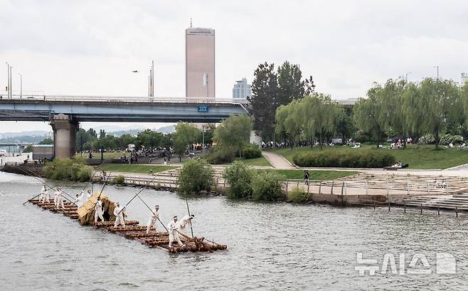 [서울=뉴시스] 김근수 기자 = '정선아리랑 in Seoul'이 열린 17일 서울 여의도 물빛광장에서 정선 여령면 뗏목 시연이 펼쳐지고 있다. 2025.05.17. ks@newsis.com