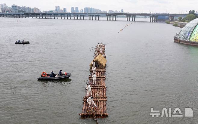 [서울=뉴시스] 김근수 기자 = '정선아리랑 in Seoul'이 열린 17일 서울 여의도 물빛광장에서 정선 여령면 뗏목 시연이 펼쳐지고 있다. 2025.05.17. ks@newsis.com