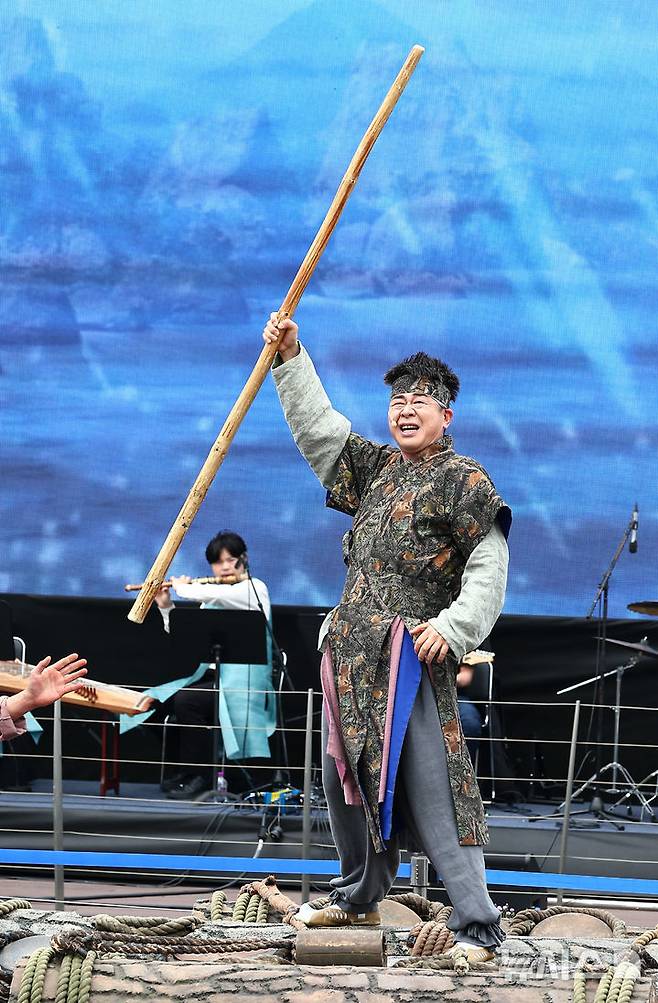 [서울=뉴시스] 김근수 기자 = '정선아리랑 in Seoul'이 열린 17일 서울 여의도 물빛광장에서 특별공연이 펼쳐지고 있다. 2025.05.17. ks@newsis.com