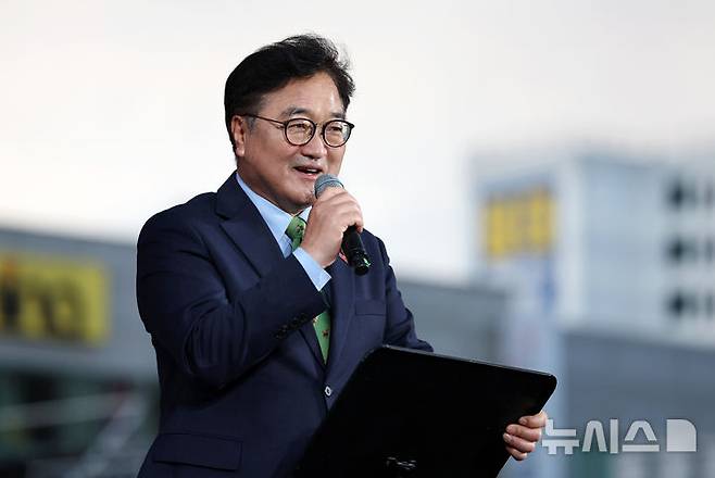 [광주=뉴시스] 이영주 기자 = 우원식 국회의장이 5·18민주화운동 45주기를 하루 앞둔 17일 오후 광주 동구 금남로에서 열린 5·18전야제에서 발언하고 있다. 2025.05.17.  leeyj2578@newsis.com