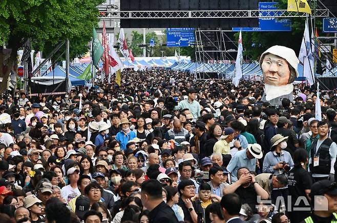 [광주=뉴시스] 이영주 기자 = 5·18민주화운동 45주기를 하루 앞둔 17일 오후 광주 동구 금남로가 5·18 전야행사를 보러 온 시민들로 인산인해를 이루고 있다. 2025.05.17. leeyj2578@newsis.com