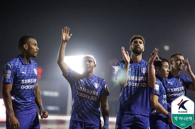 [서울=뉴시스] 프로축구 K리그2 수원 삼성의 세라핌, 파울리뇨, 레오. (사진=한국프로축구연맹 제공) *재판매 및 DB 금지